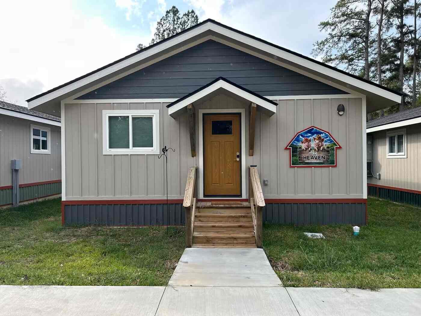 Front View of Hog Heaven Cabin