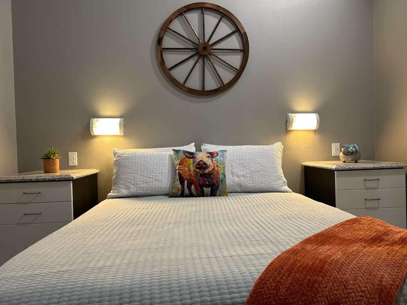 queen bed with night stands