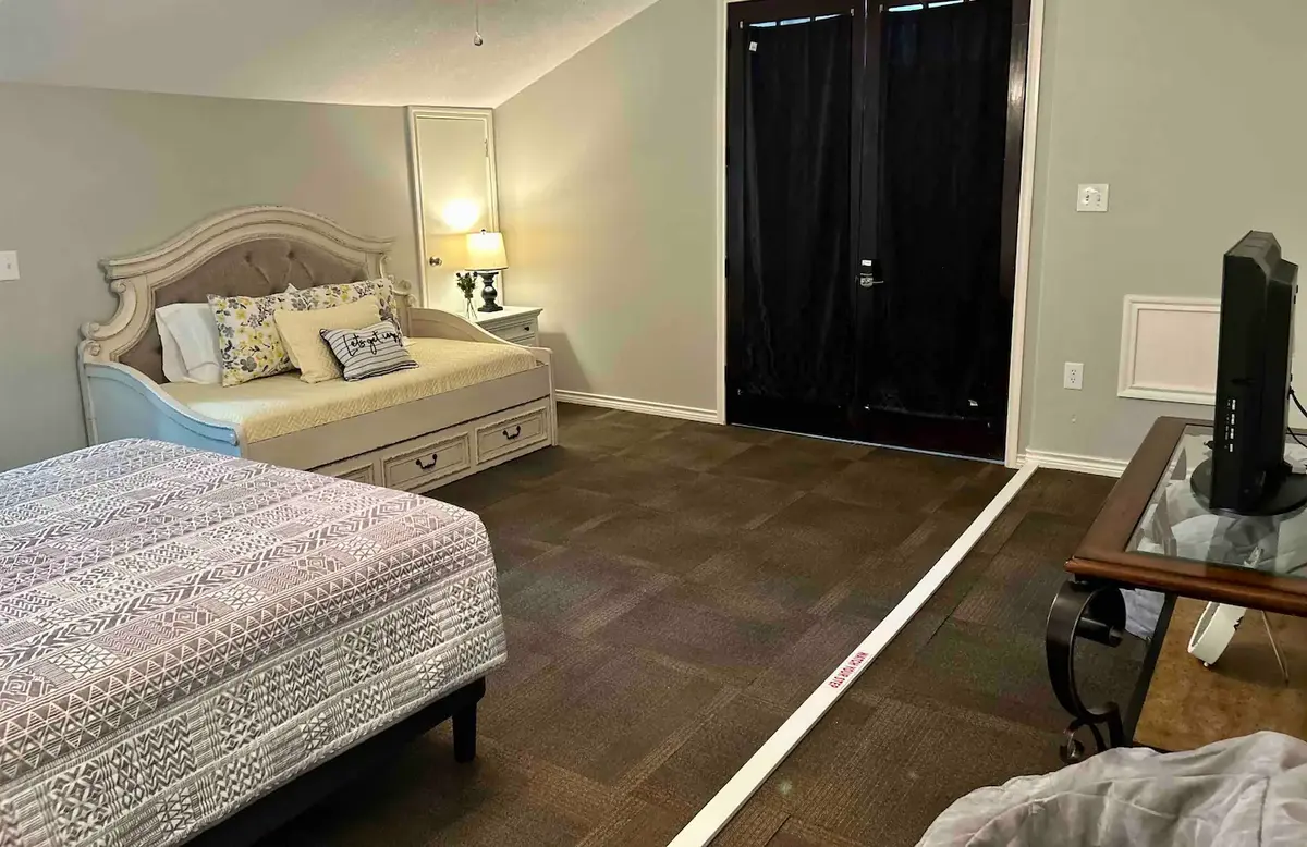 upstairs-bedroom-queen-day-bed
